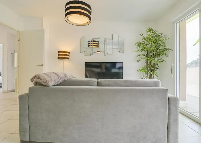 Appartement Spacieux Rooftop Parking, Terrasse Ensoleillee *