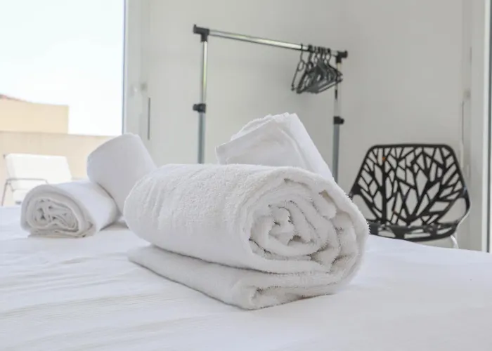 Spacieux Rooftop Parking, Terrasse Ensoleillee * Мантон