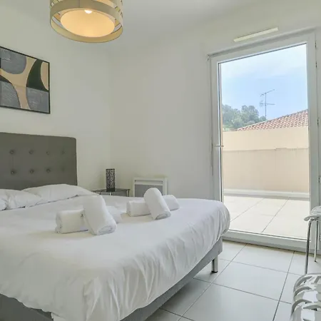Spacieux Rooftop Parking, Terrasse Ensoleillee Апартаменти Мантон