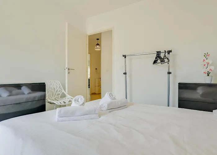 Spacieux Rooftop Parking, Terrasse Ensoleillee