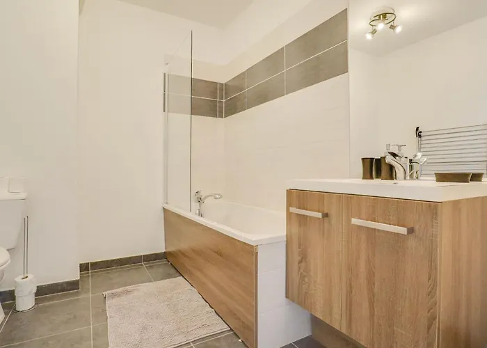 Spacieux Rooftop Parking, Terrasse Ensoleillee * 芒通